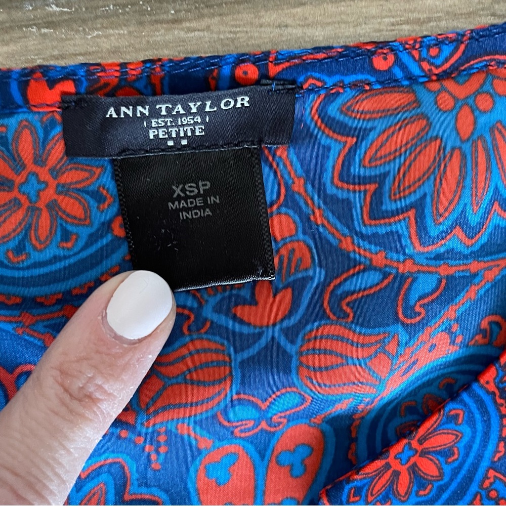 Ann Taylor | V-Neck Long Sleeve Blue & Red Floral Blouse | XSP - Picture 7 of 7
